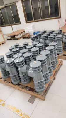 11 kV'dan 40.5 kV'ya kadar ve 20 yıllık hizmet ömrü için seramik kondansatörlerle yerleşik direğe sahip yüksek voltajlı vakumlu devre kesici